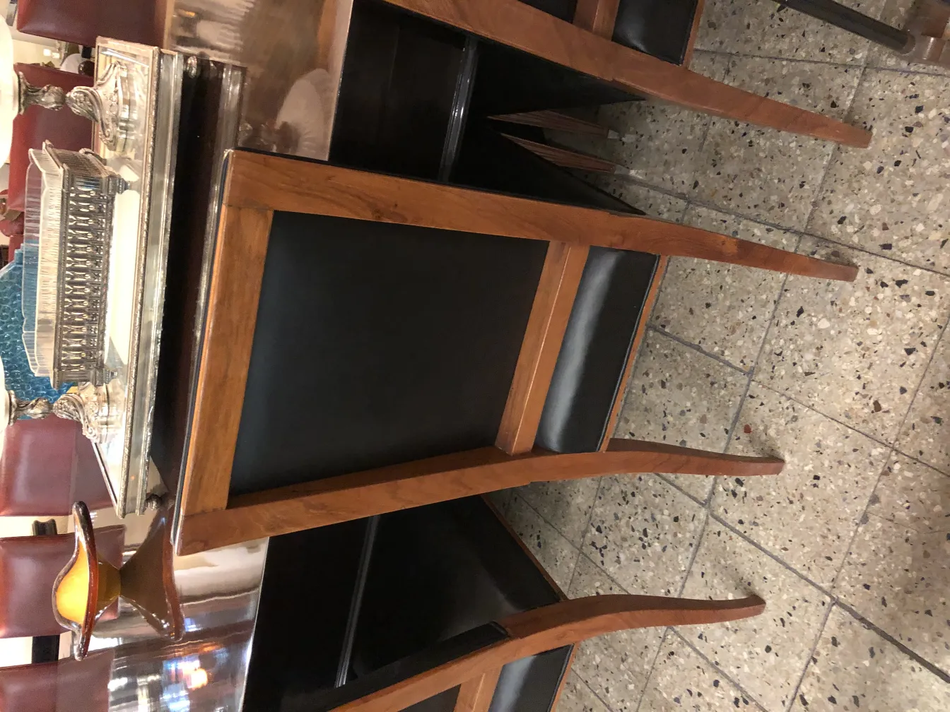 12 chaises anciennes au design attrayant dans un décor élégant