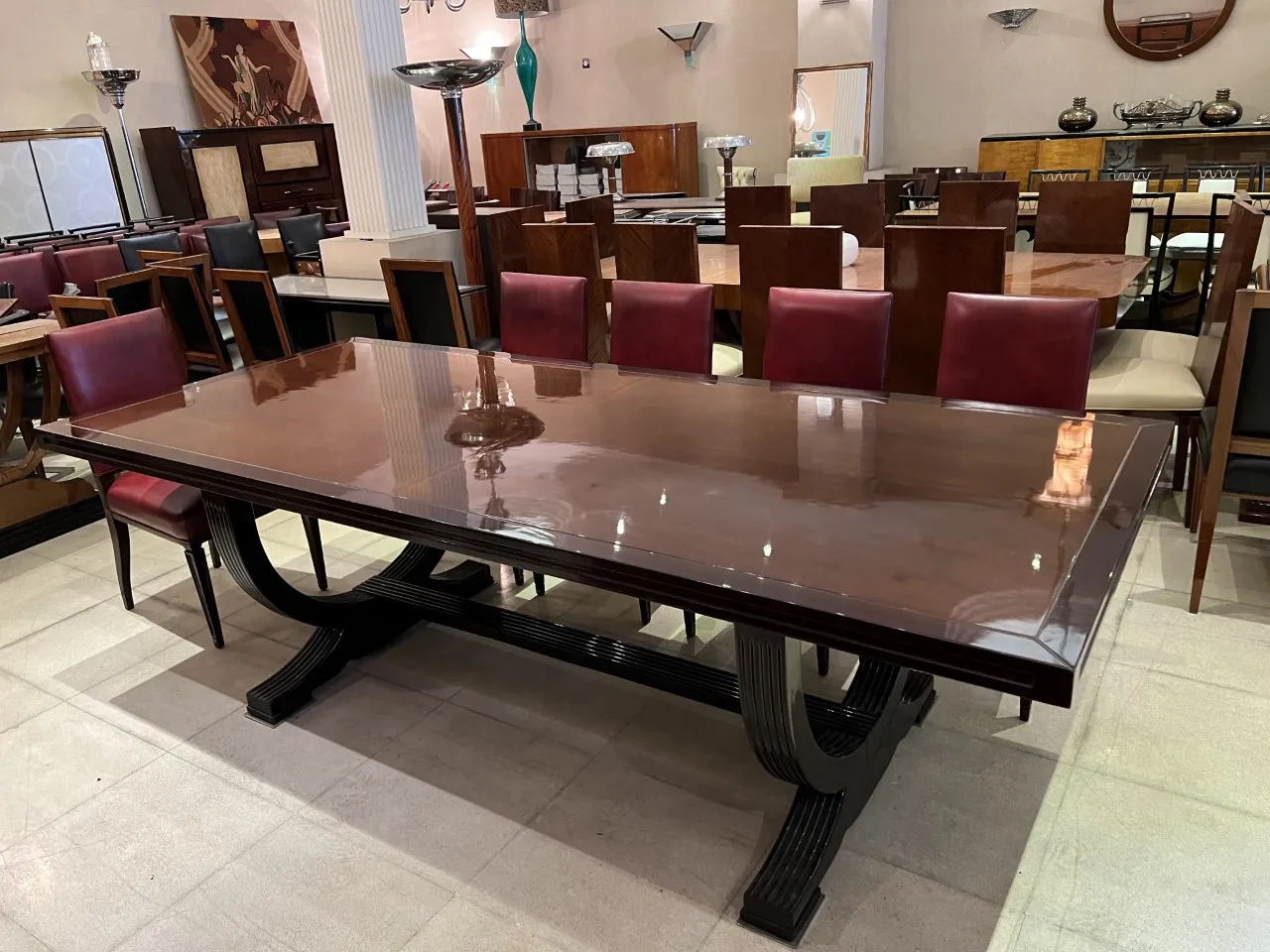 12 sillas antiguas con respaldo en sala de comedor moderna