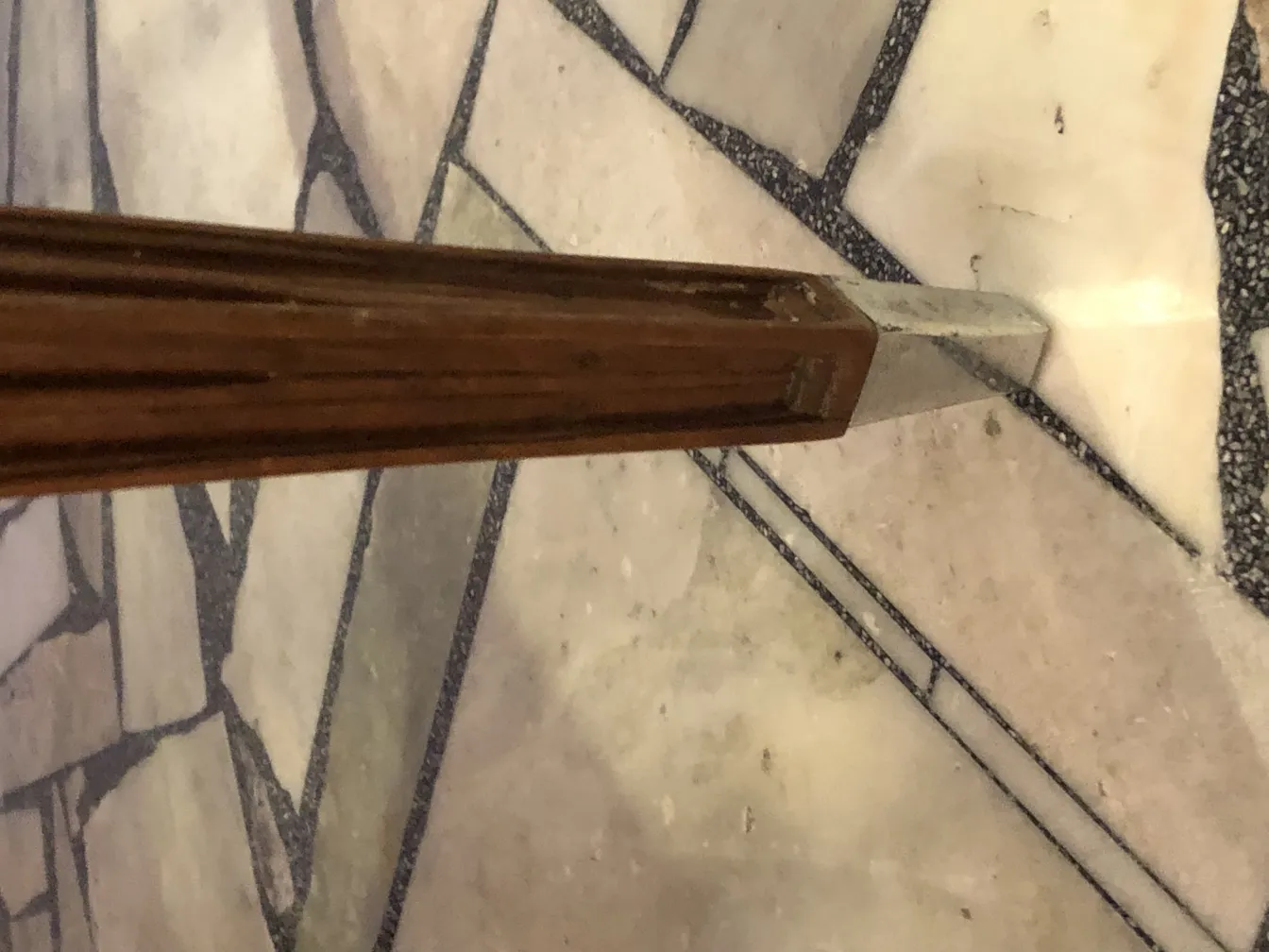 Ansicht der Beine von 12 antiken Stühlen auf einem Mosaikboden