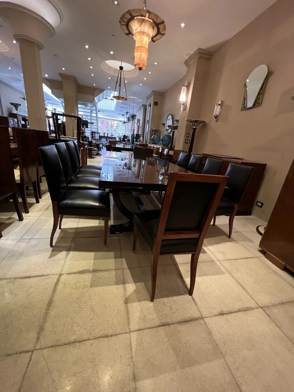 Set aus 12 eleganten antiken Stühlen in einem Esszimmer.