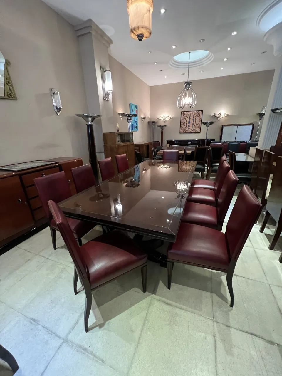 Eleganti sgabelli antichi in un ambiente moderno