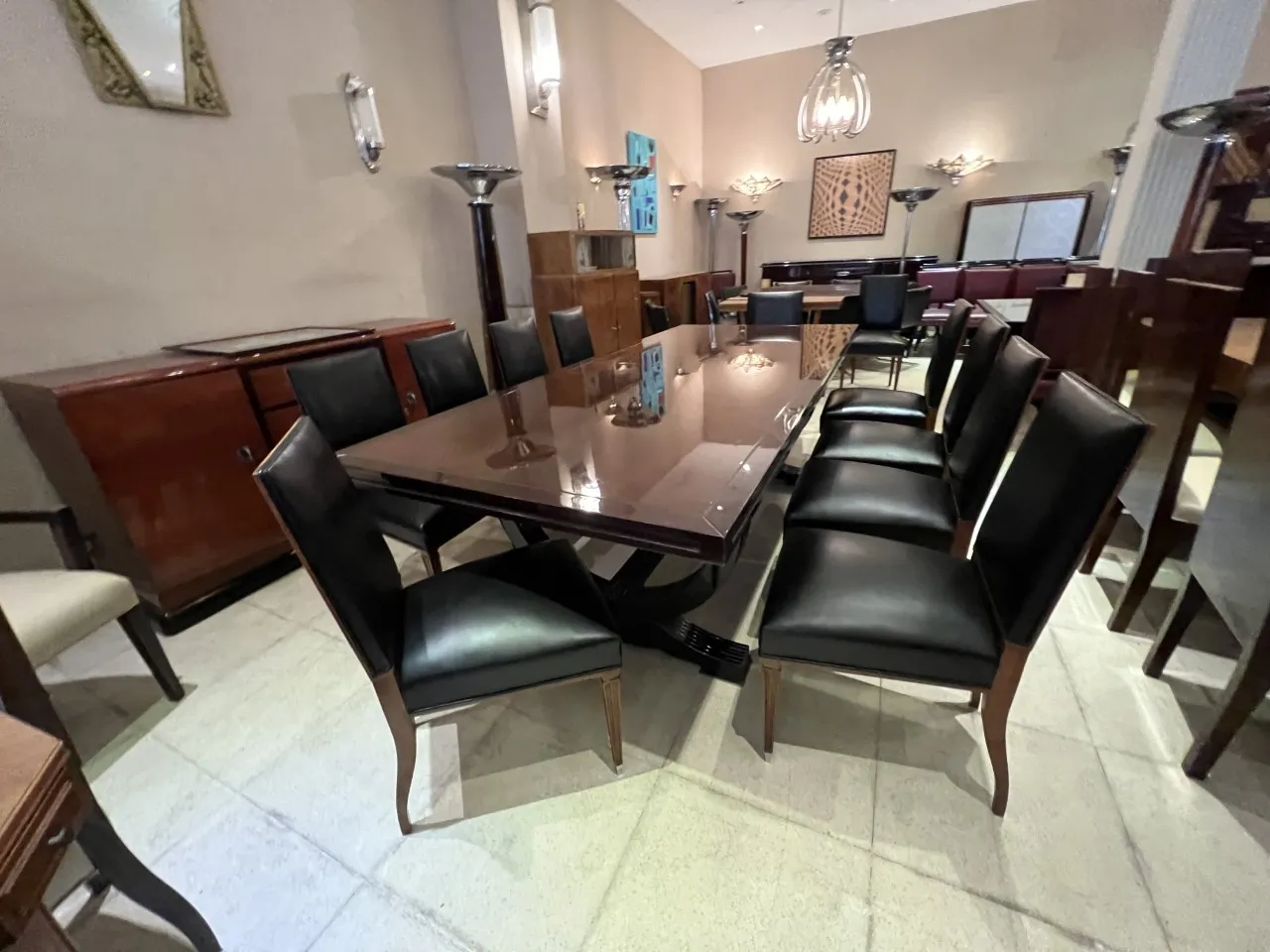 Conjunto de 12 sillas antiguas en ambiente elegante