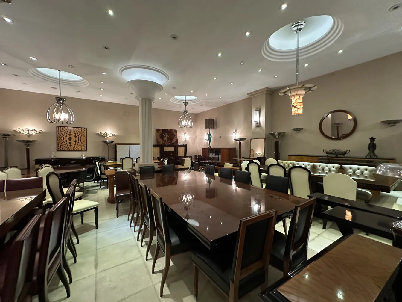 Sala con 12 sillas antiguas en ambiente elegante