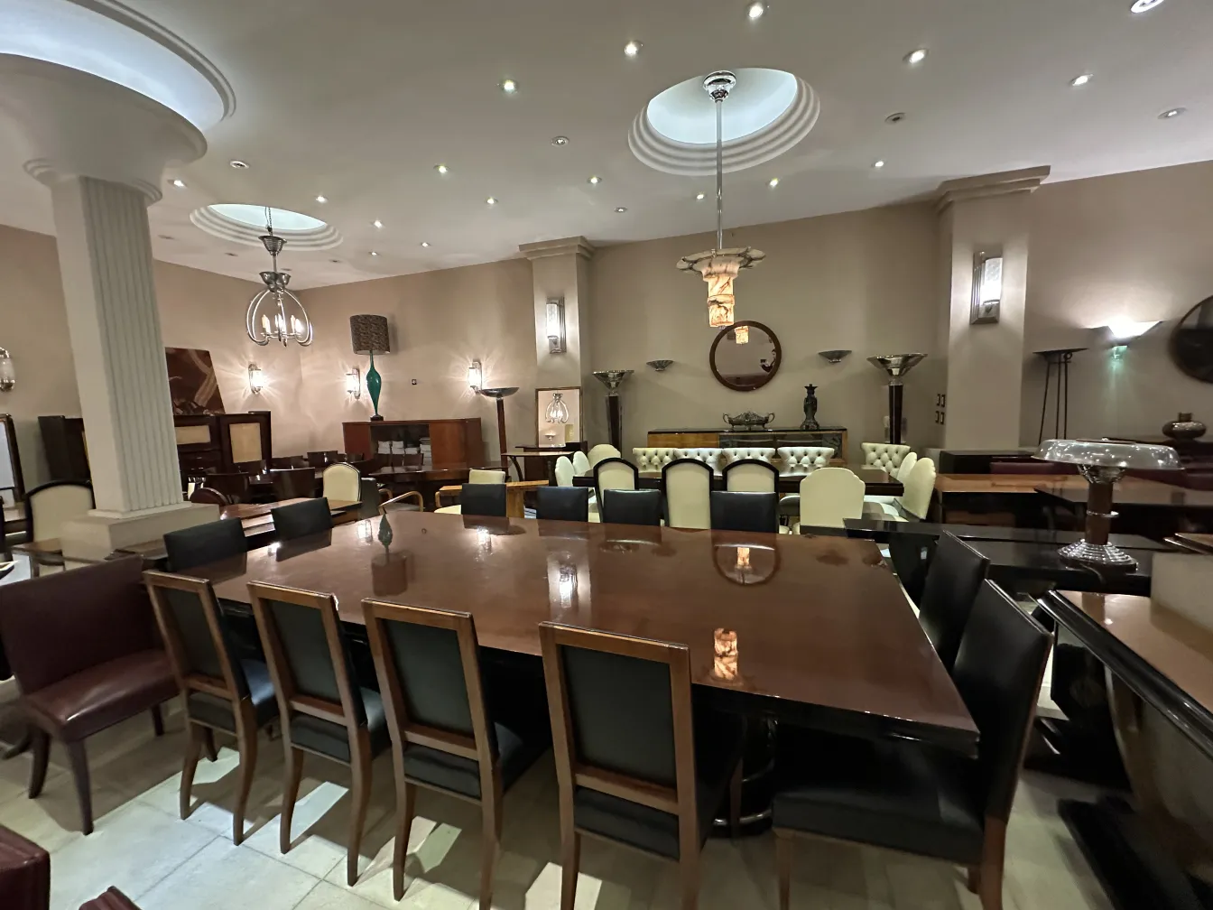 बारह एंटीके सुंदर कुर्सियाँ आरामदायक वातावरण में