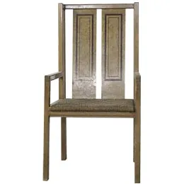 silla antigua con respaldo recto en un entorno clásico