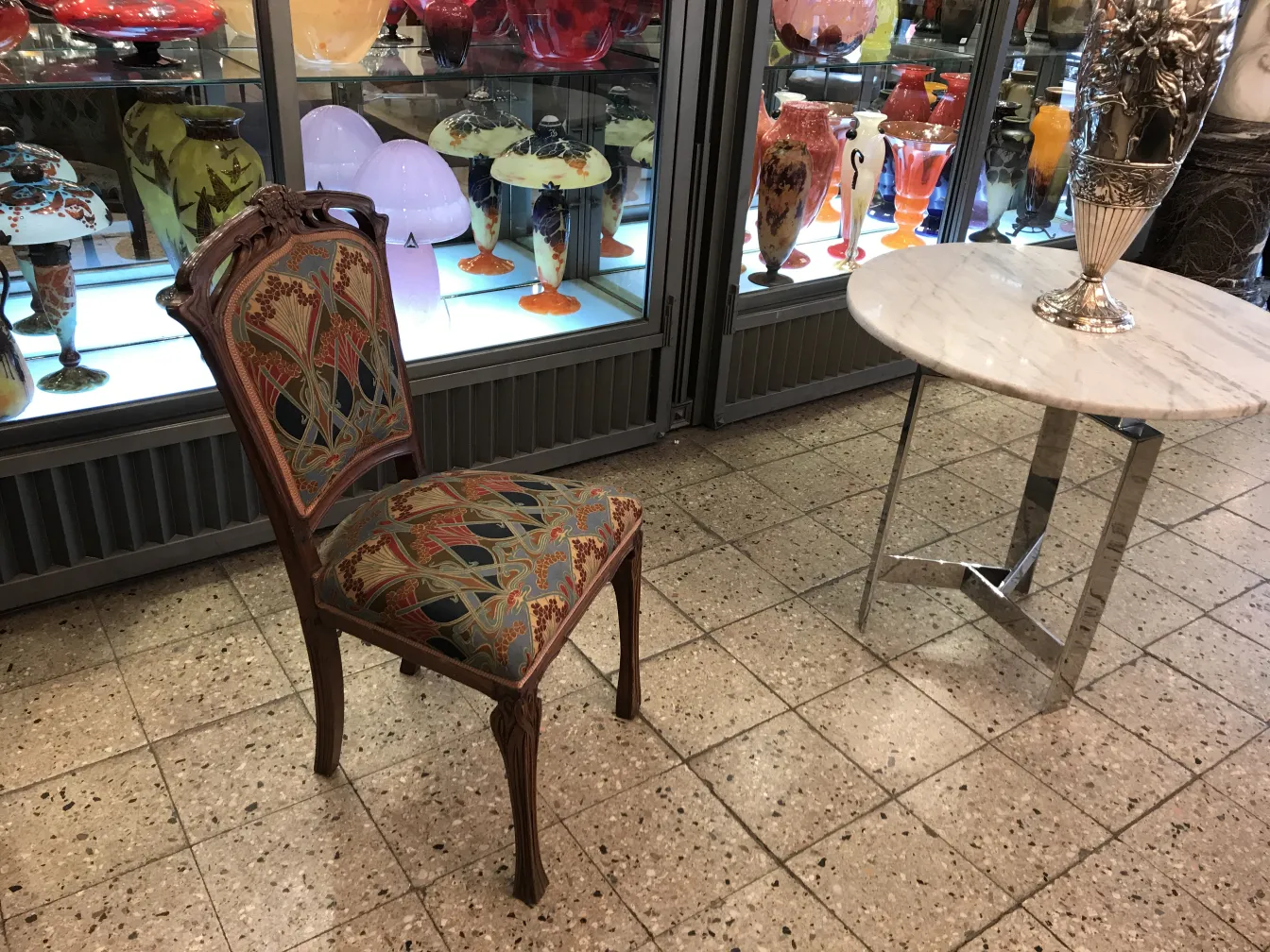 Silla antigua con diseño colorido, decorando un espacio moderno.