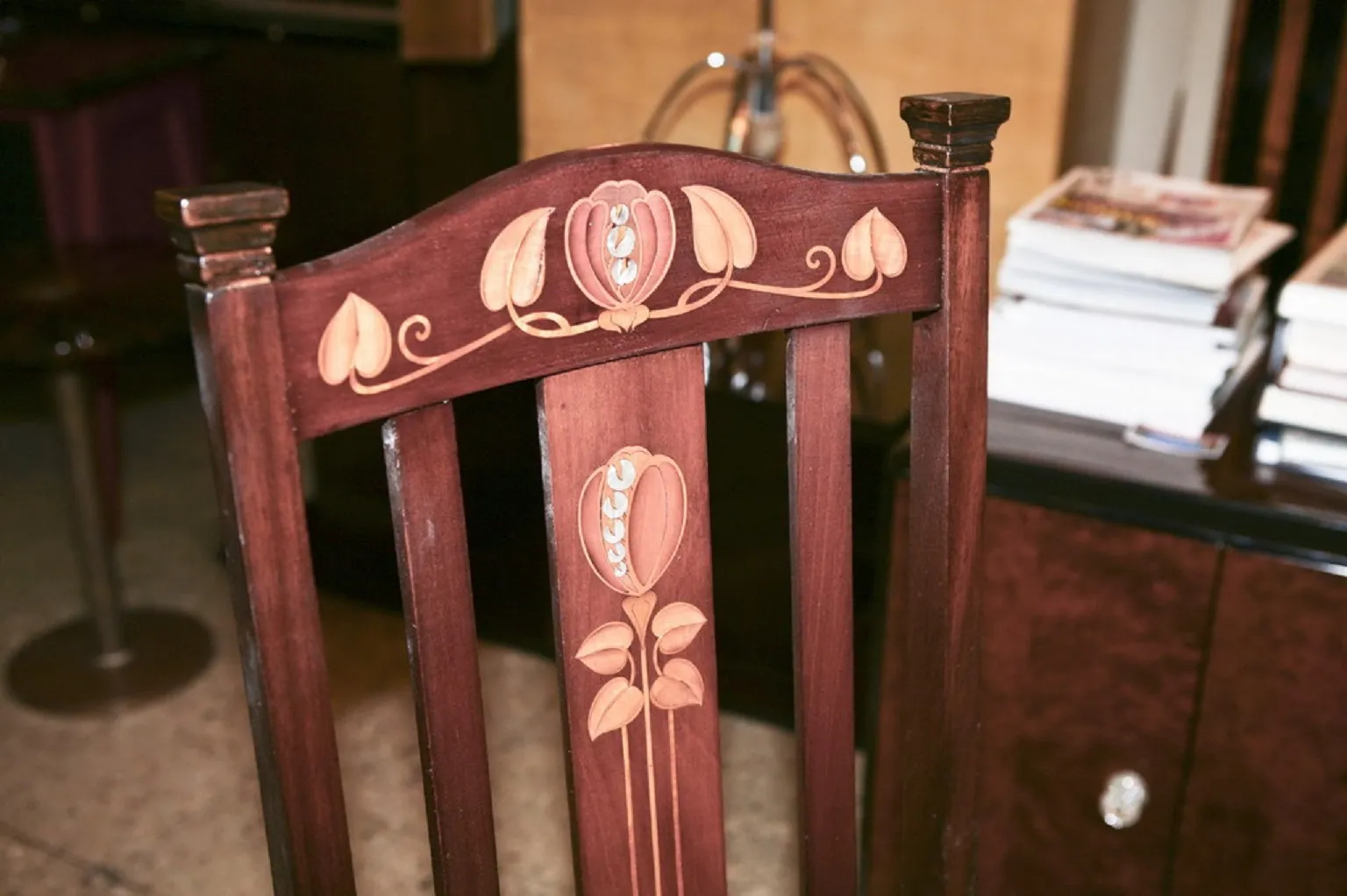 Sedia antica con design floreale, aspetto elegante, ambiente accogliente