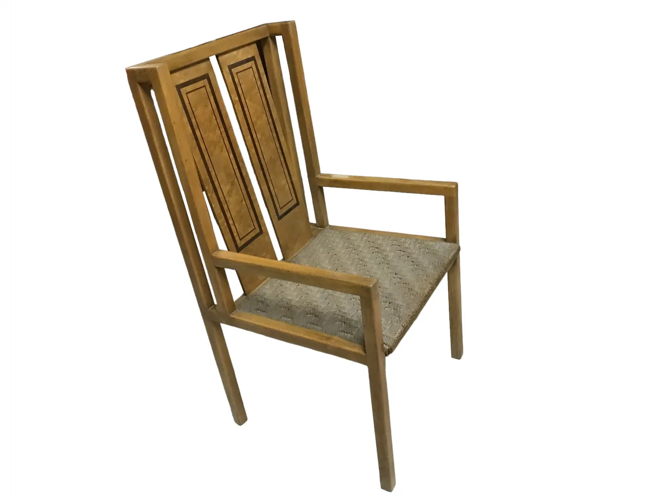 Chaise antique avec dos haut et cadre en bois, dans un cadre classique.