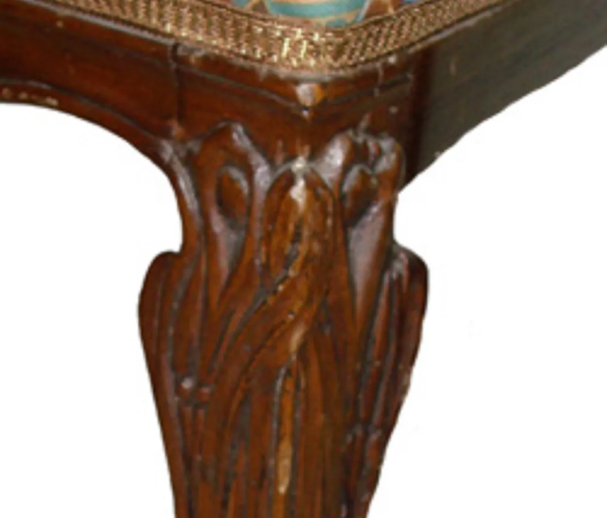 silla antigua con detalles curvos, elegante y clásica