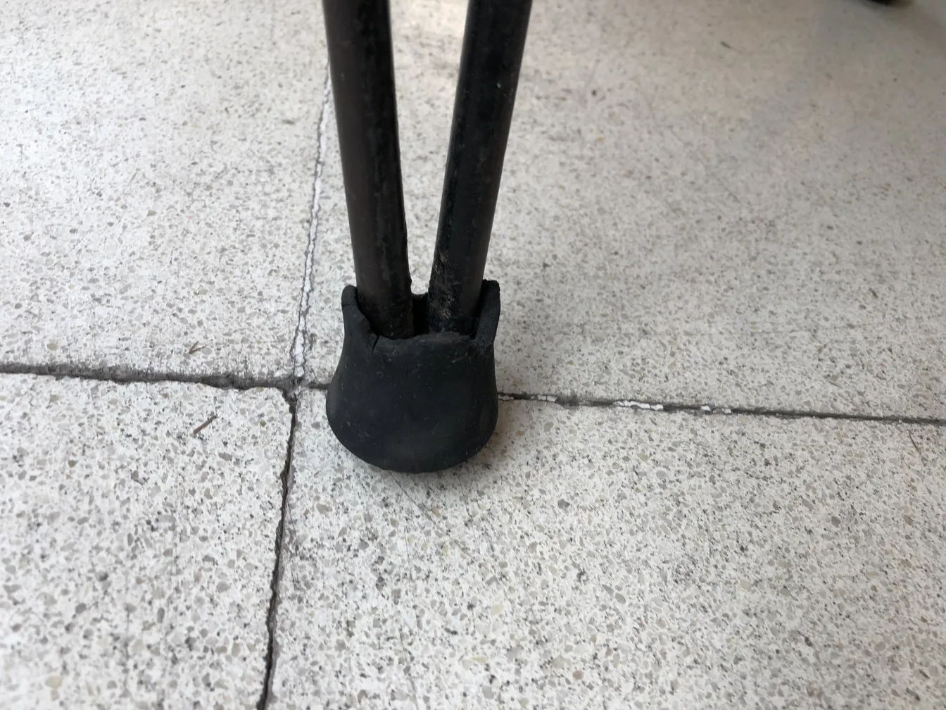 Detail des antiken Stuhlbeinen auf dem Boden