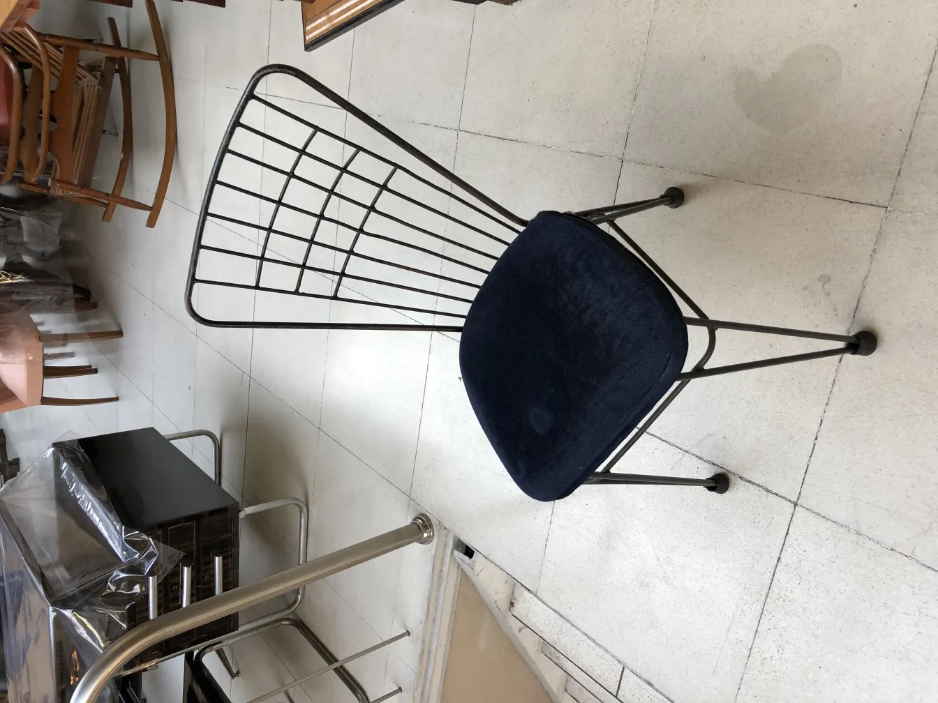 chaise de design ancien avec assise bleue dans un magasin d'antiquités