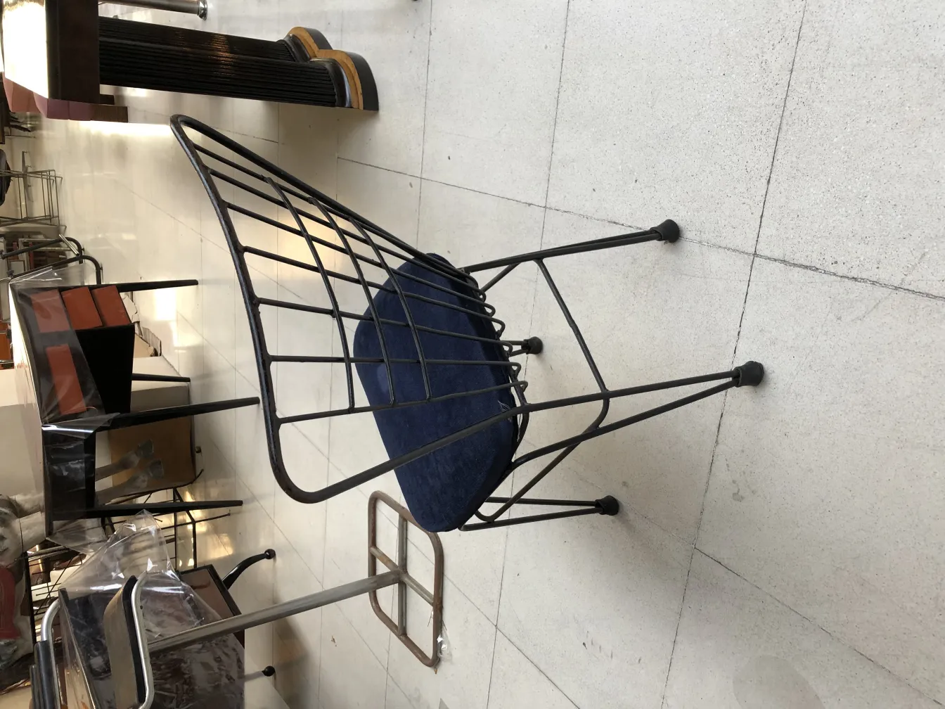 Silla antigua con diseño elegante en fondo claro.