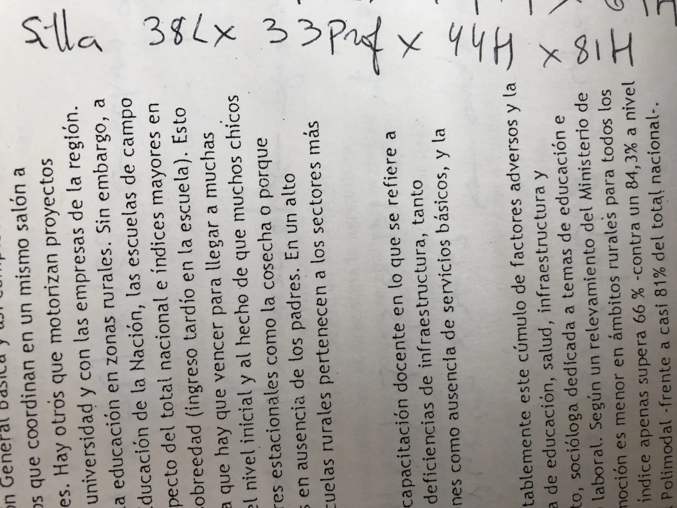 كرسي قديم بتصميم مريح في بيئة مريحة.