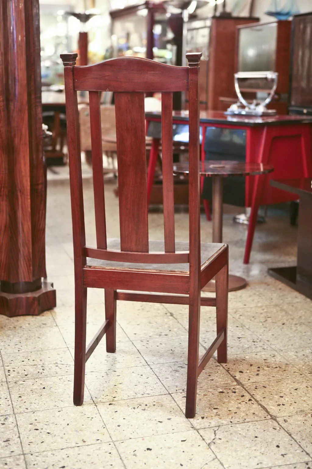 Sedia antica classica in un ambiente di antiquariato