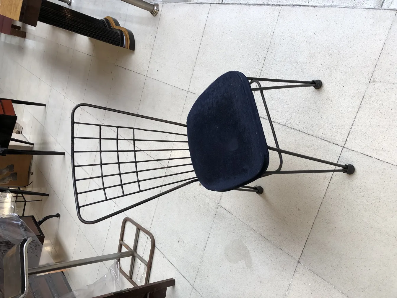 Sedia antica con design minimalista in un ambiente semplice.