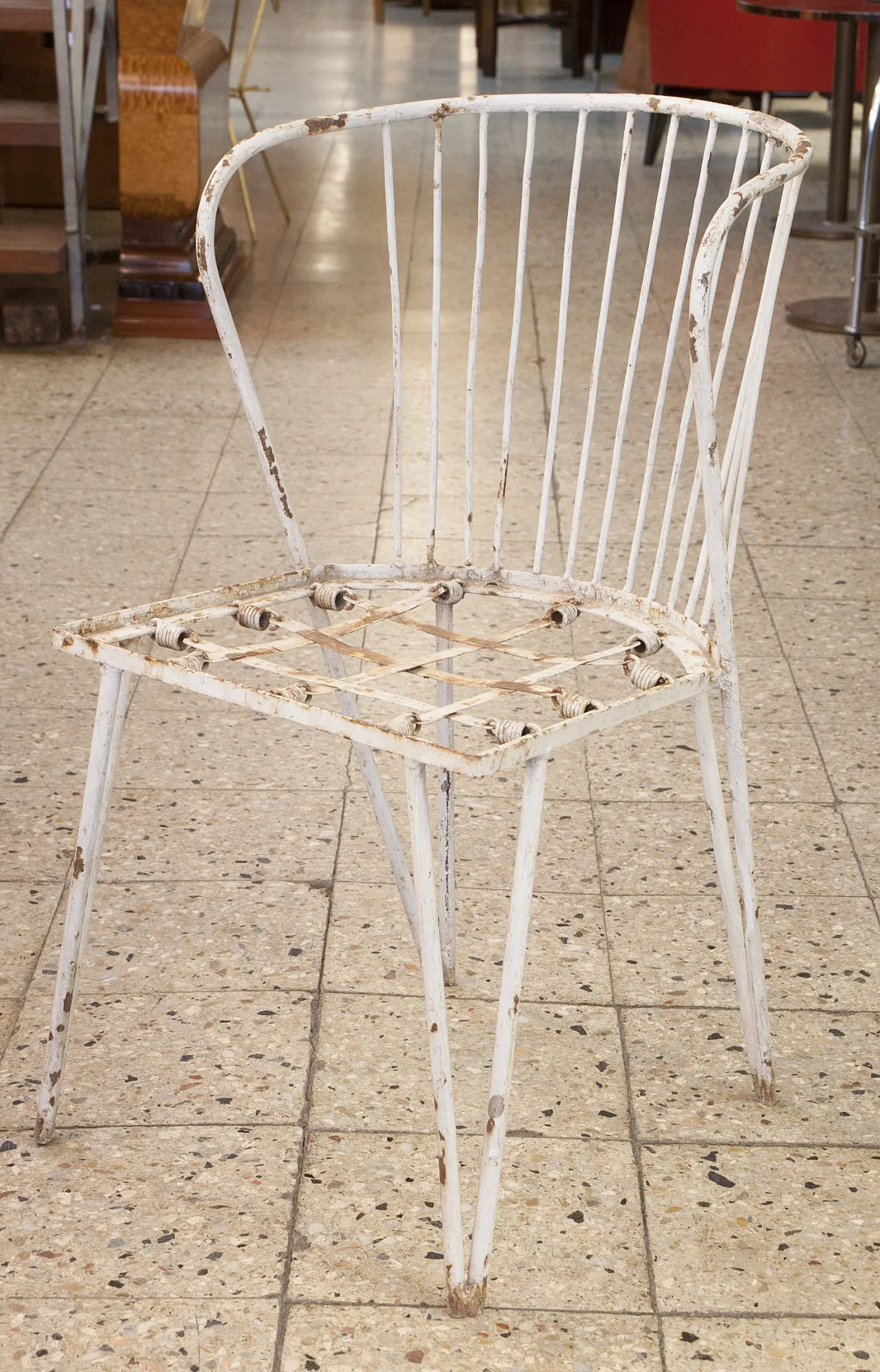 Cadeira de jardim antiga branca com design clássico