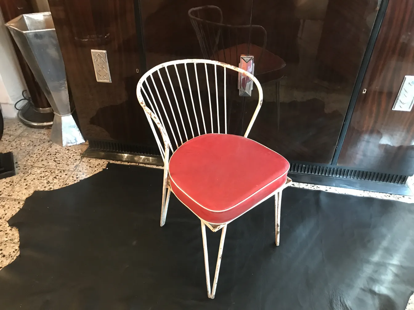 Chaise de jardin ancienne avec coussin rouge, cadre moderne.