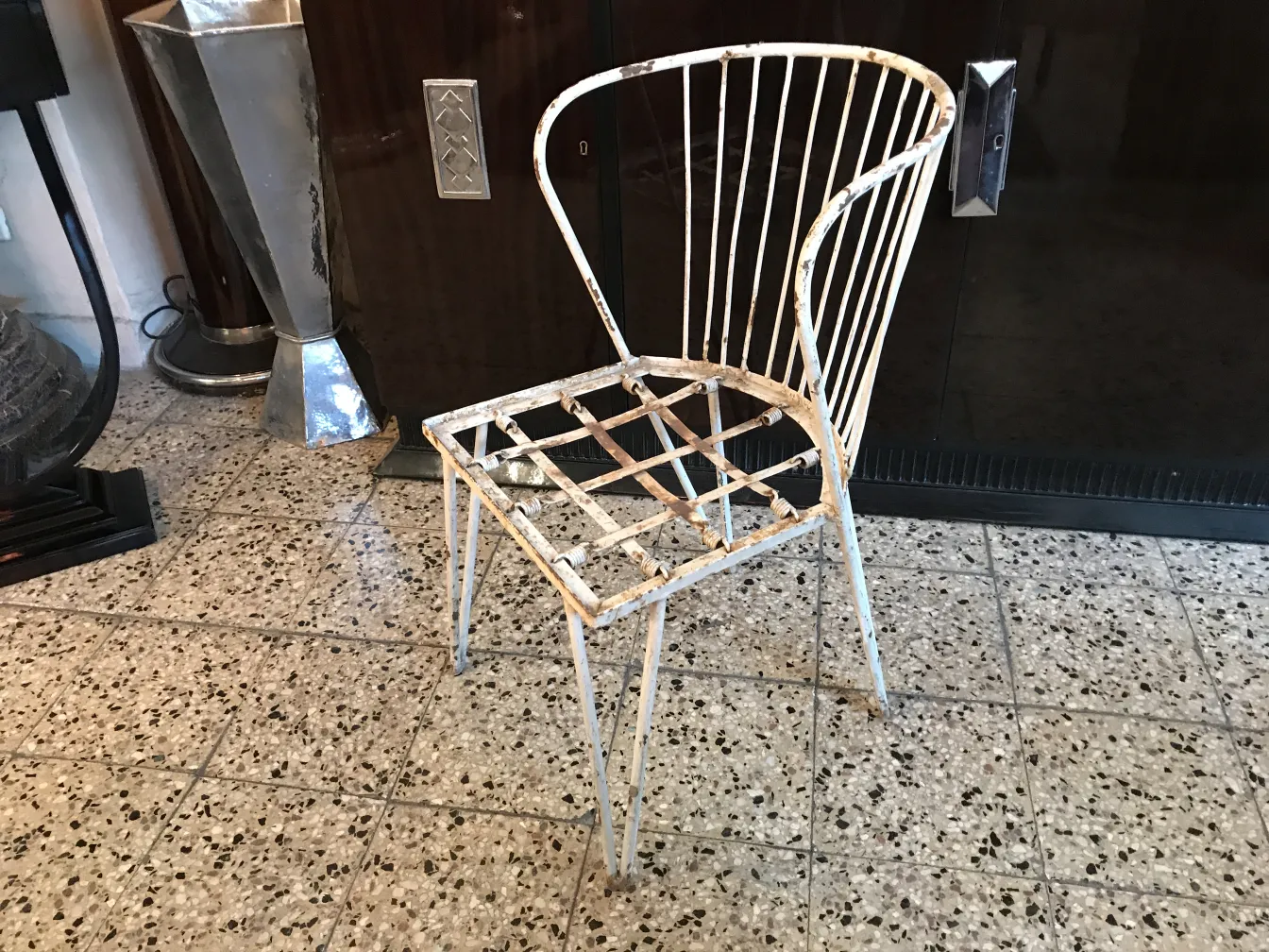 Chaise de jardin antique avec un design de rambarde dans un cadre classique.