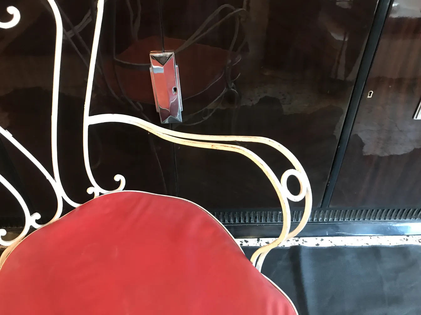 Fauteuil de jardin ancien avec assise rouge et design classique