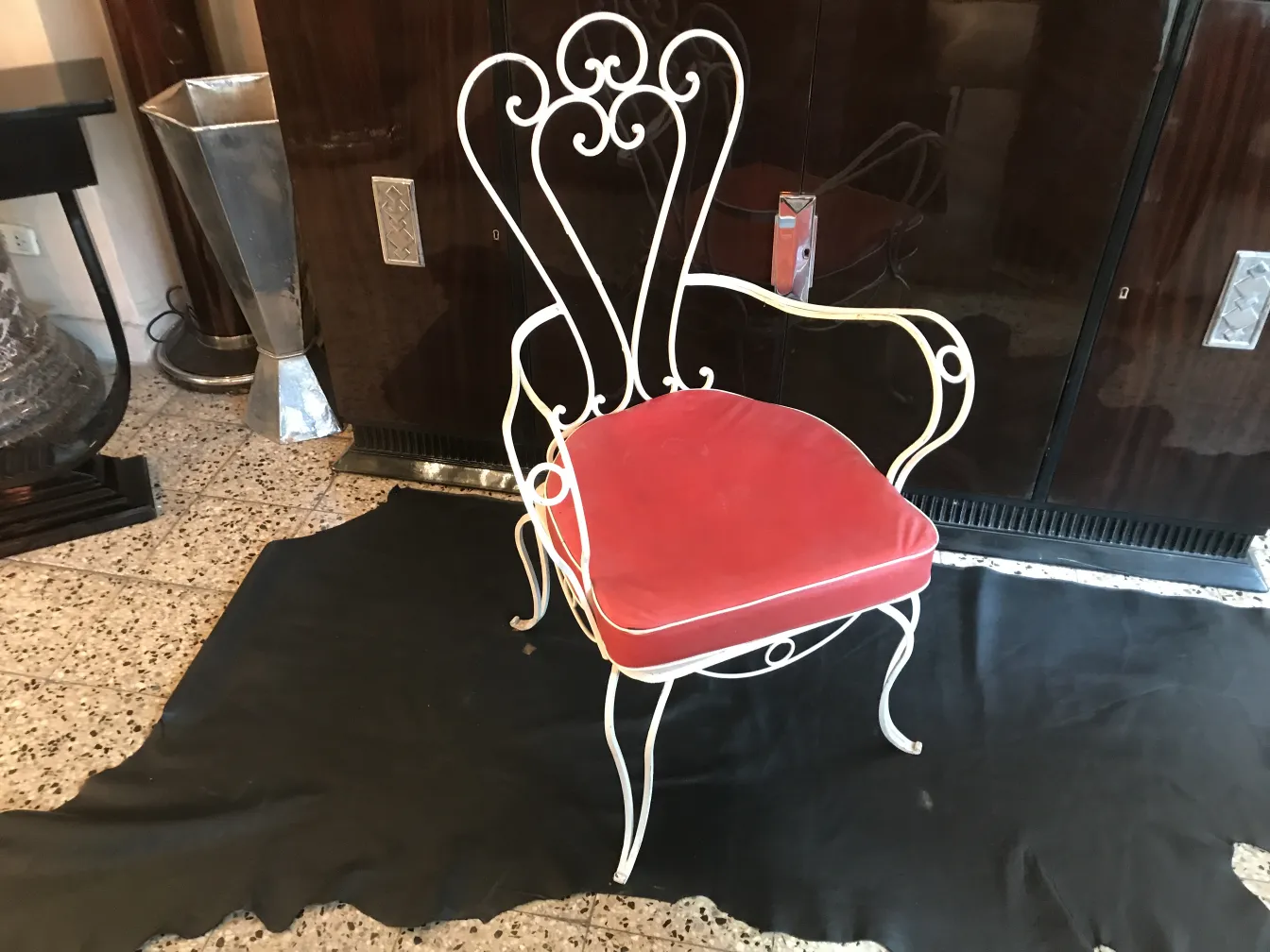 Fauteuil de jardin ancien avec assise rouge, design élégant