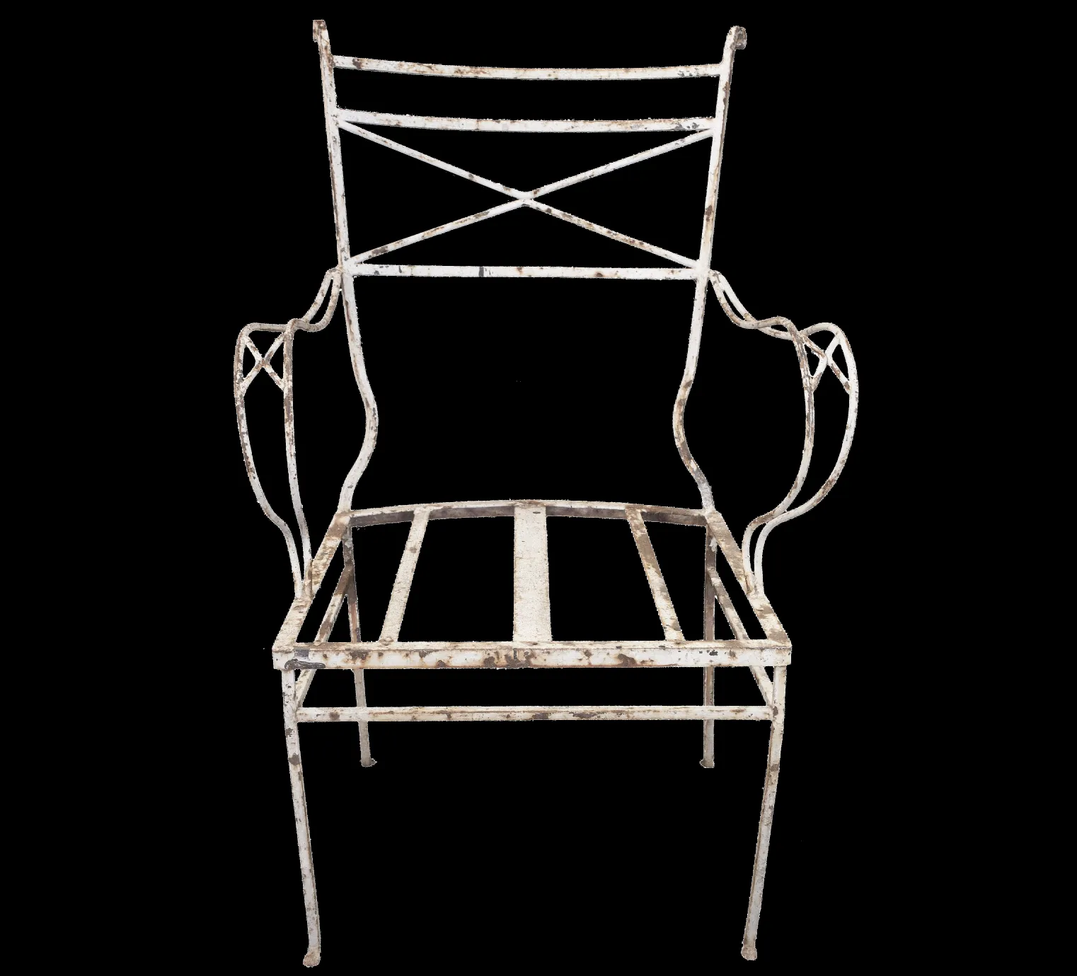 Sillón de jardín antiguo con brazos, patas delgadas y diseño clásico.