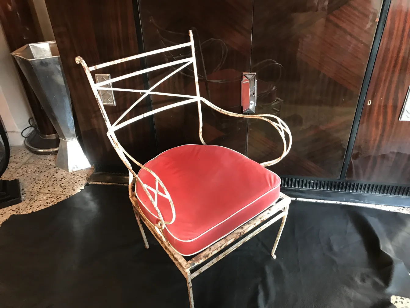 fauteuil de jardin ancien avec assise rouge dans un cadre élégant