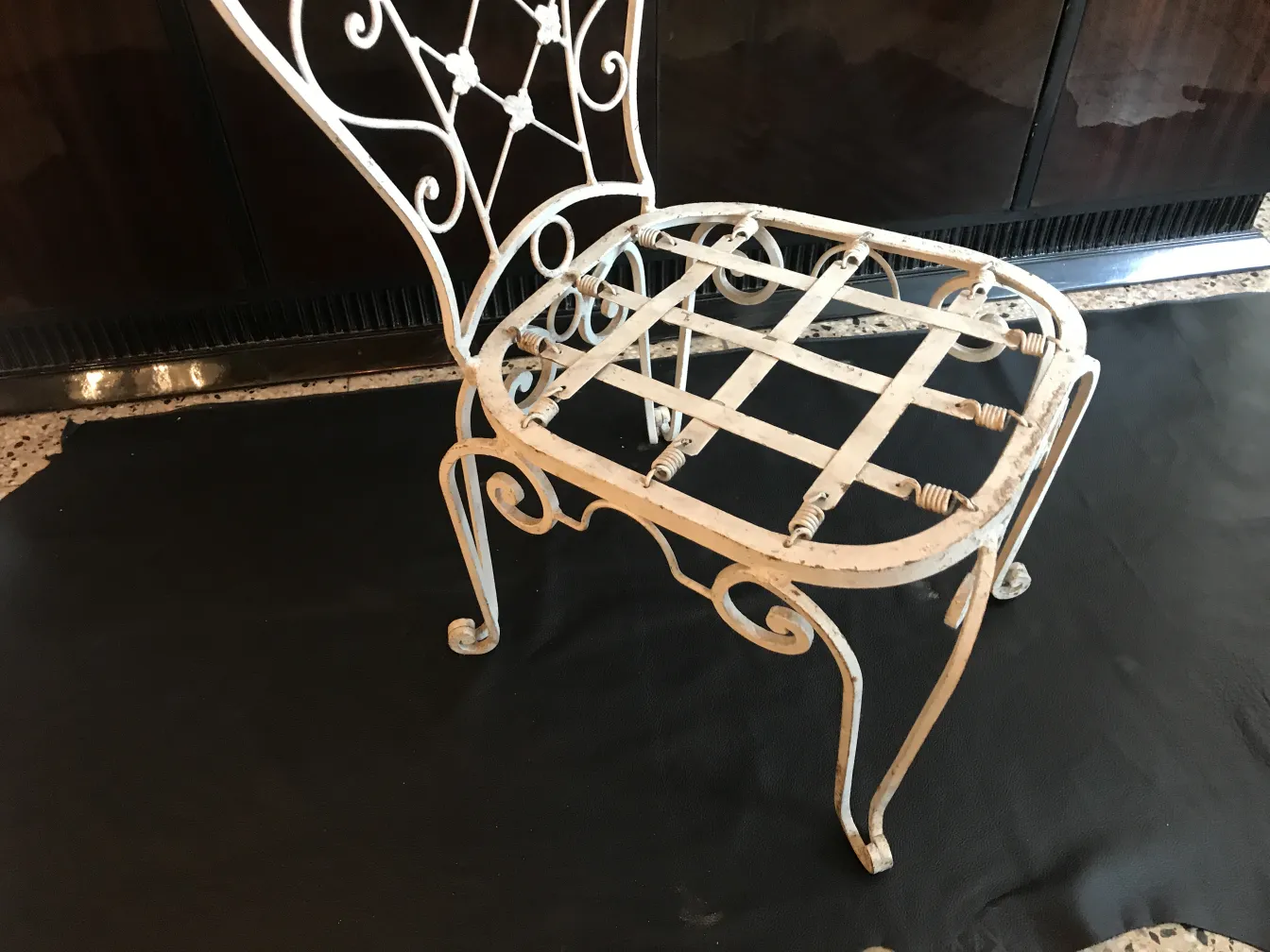 2 sillas de jardin antiguas con diseño decorativo