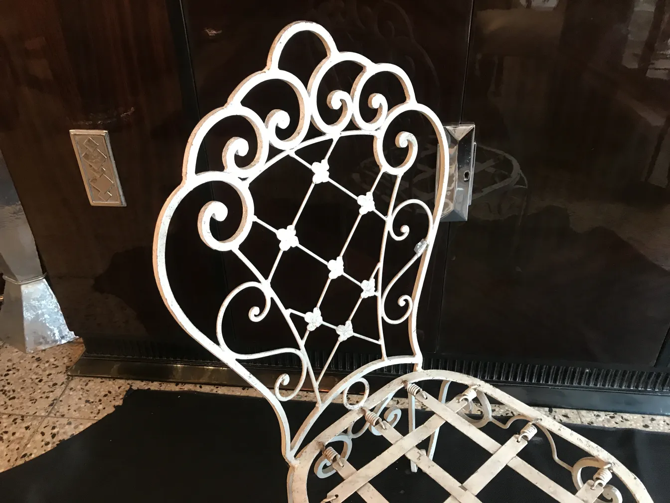 Due sedie da giardino antiche con design intricato