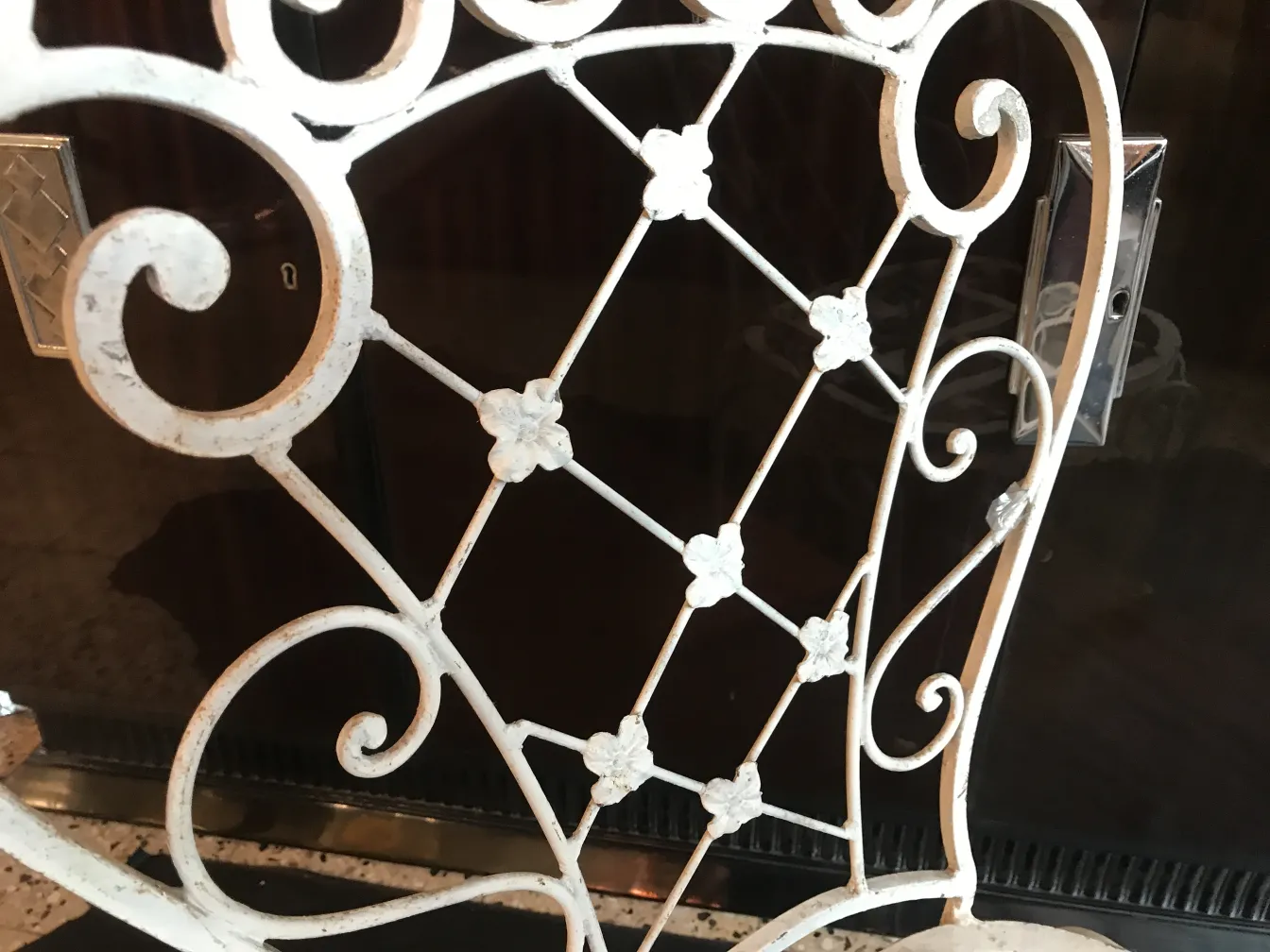 sillas de jardin antiguas con diseño ornamental en un entorno