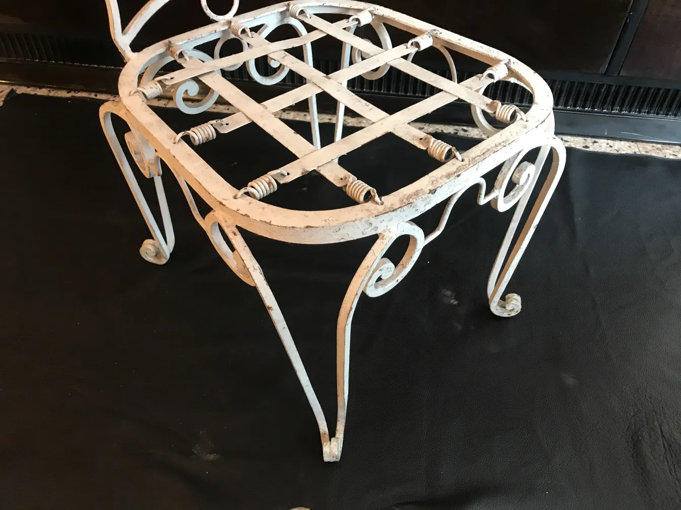 duas antigas cadeiras de jardim com design decorativo, fundo escuro