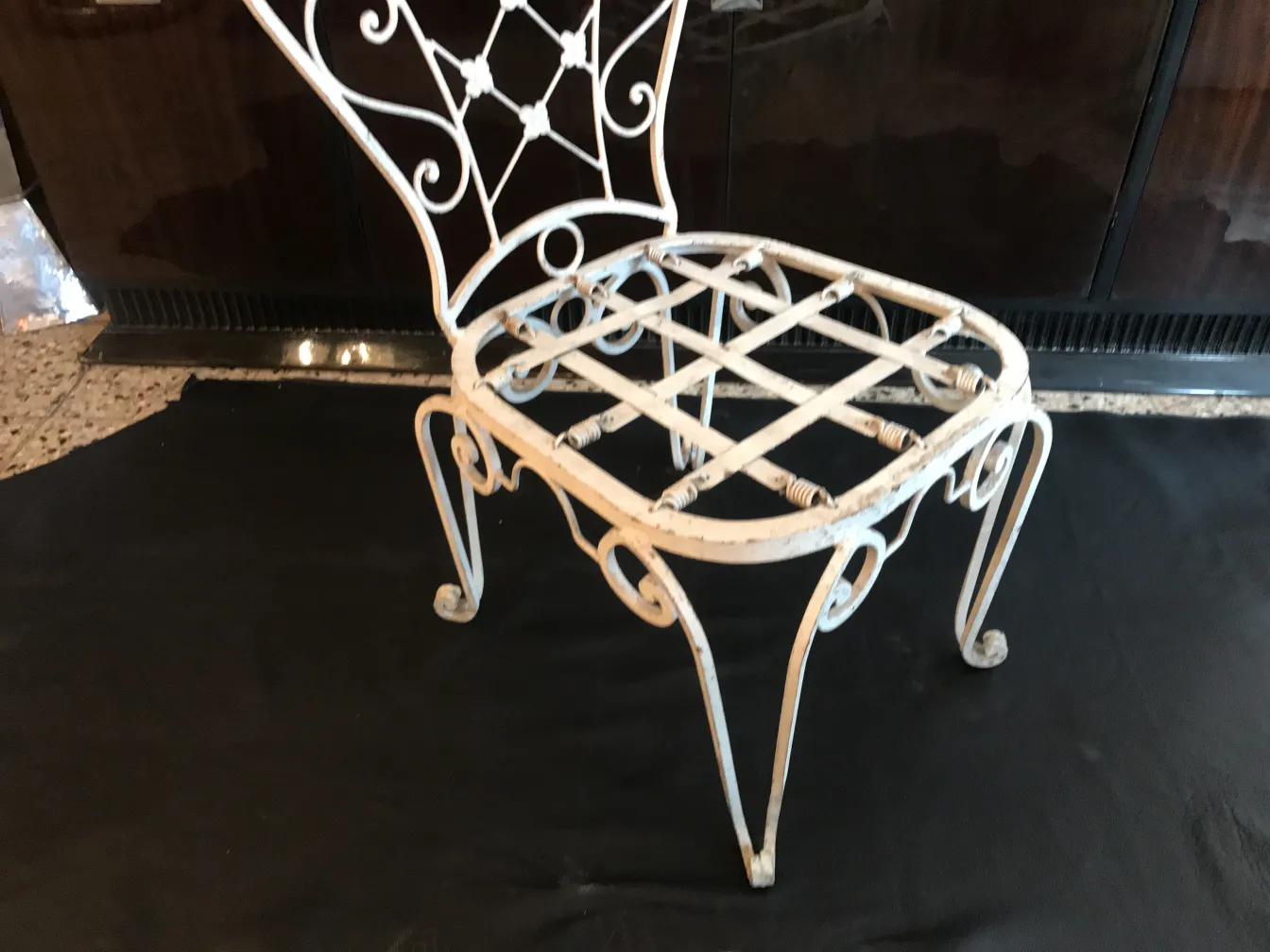 deux chaises de jardin anciennes avec design élaboré dans le cadre