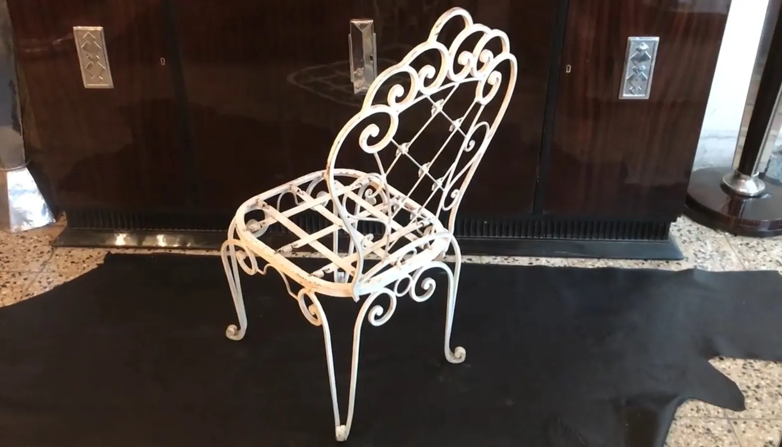 Dos sillas de jardin antiguas con un diseño elegante, fondo oscuro