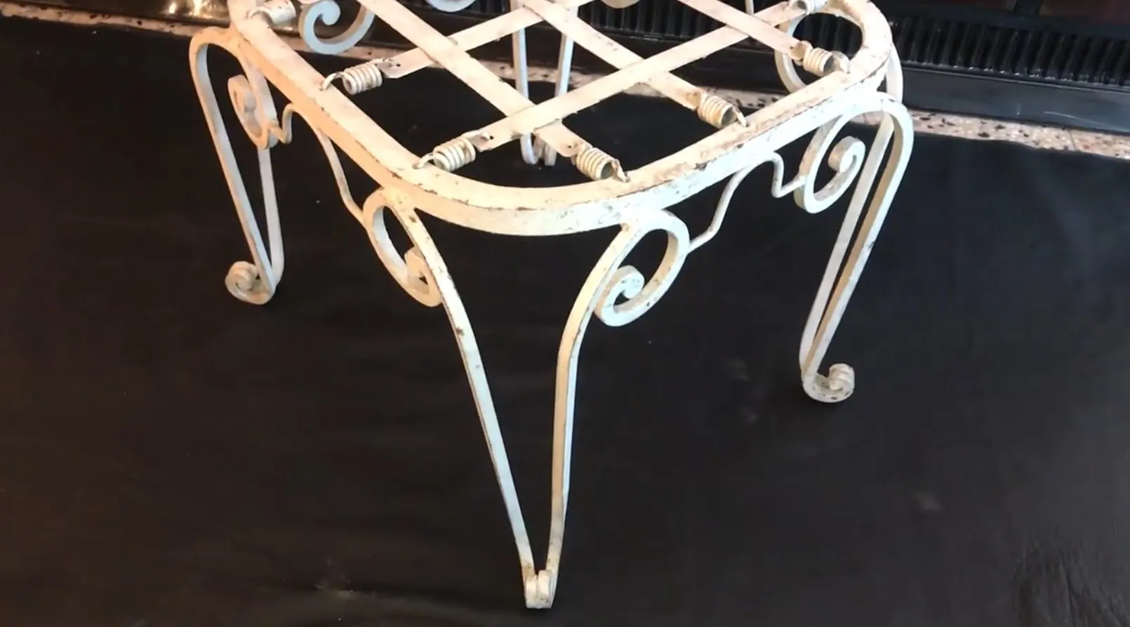 2 antiquas sillas de jardín con un diseño elegante y detalles elaborados