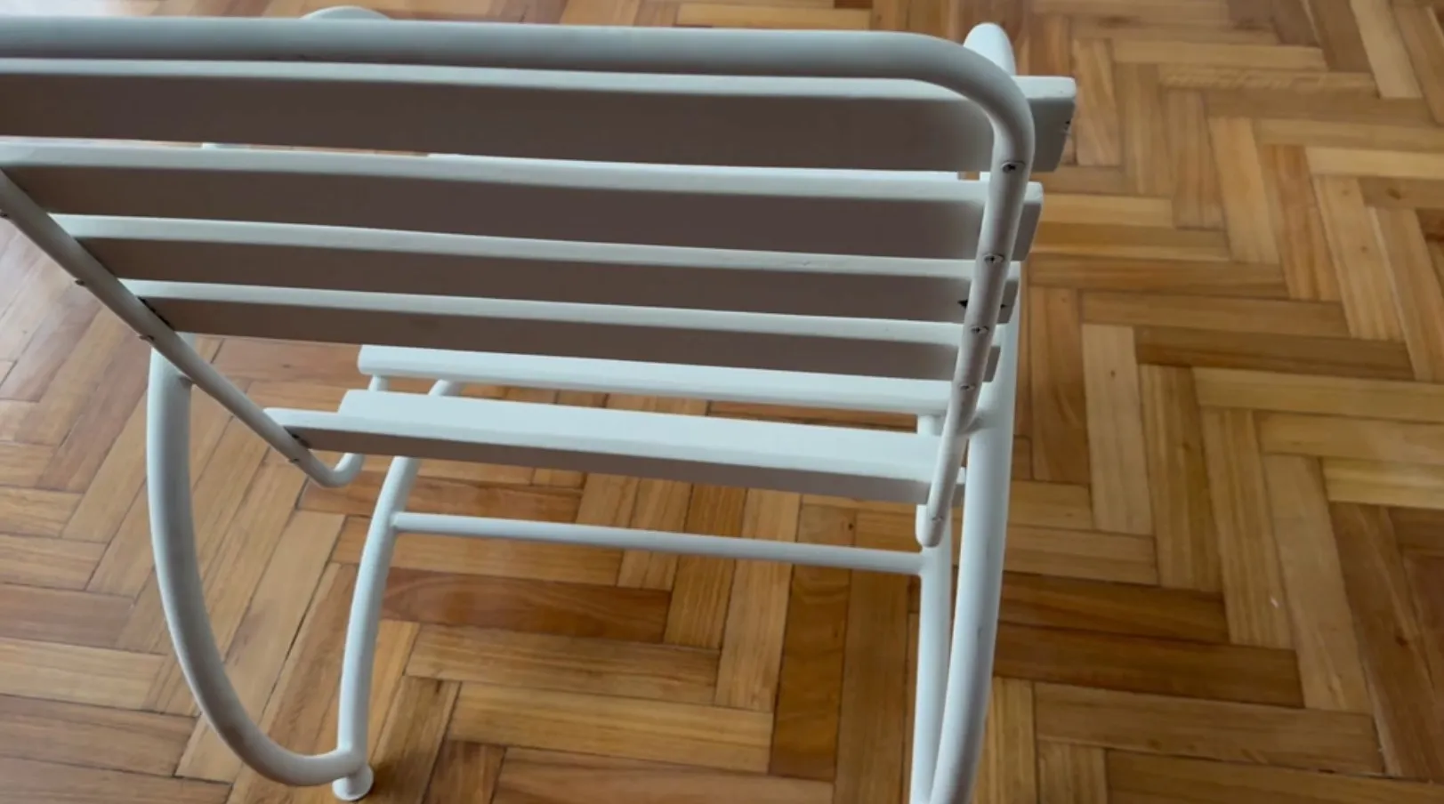 Due poltrone da giardino antiche, eleganti e comode