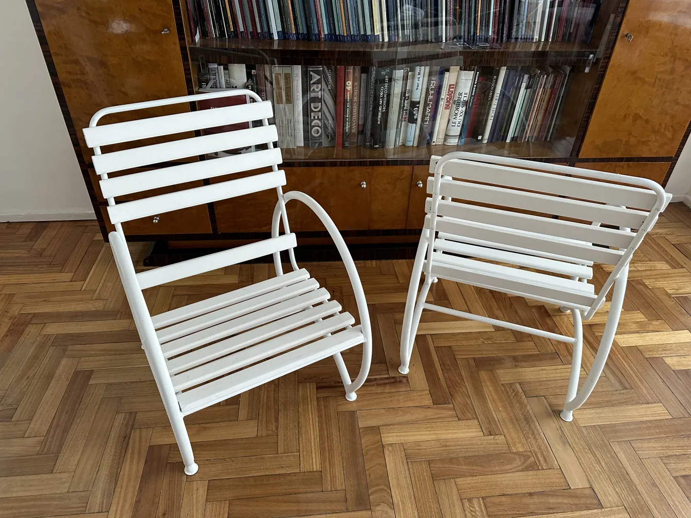 2 fauteuils de jardin anciens blancs, parfaits pour l'extérieur.