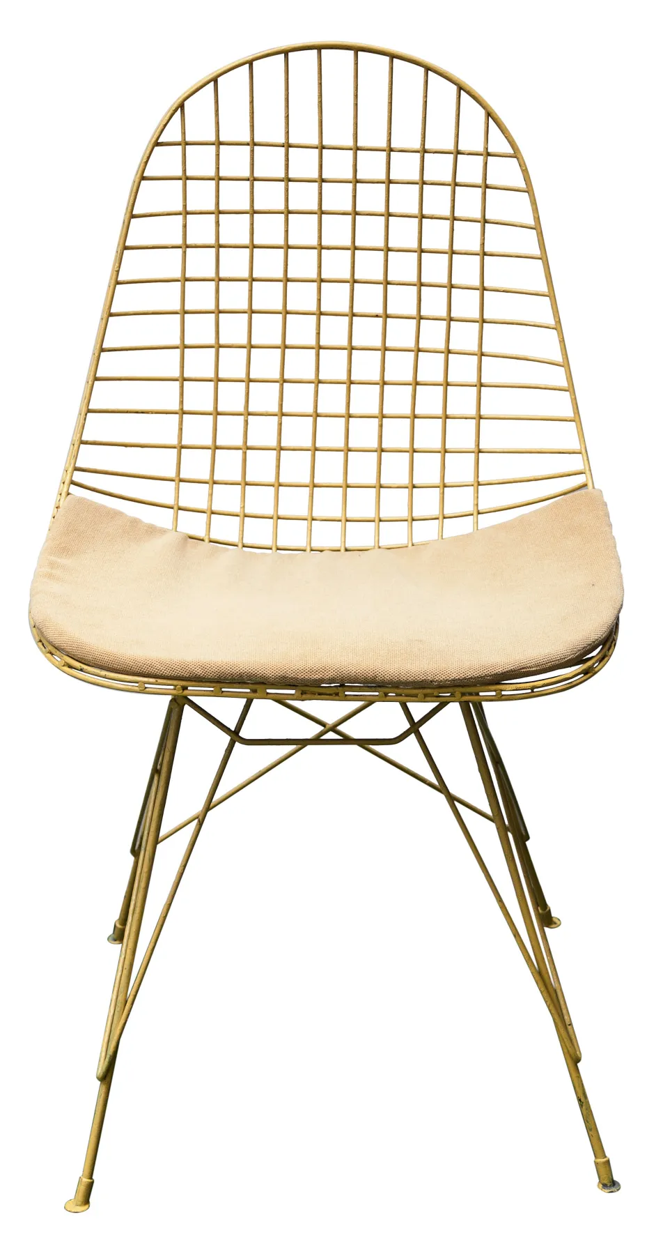 2把古董花园扶手椅，设计优雅，环境温馨。