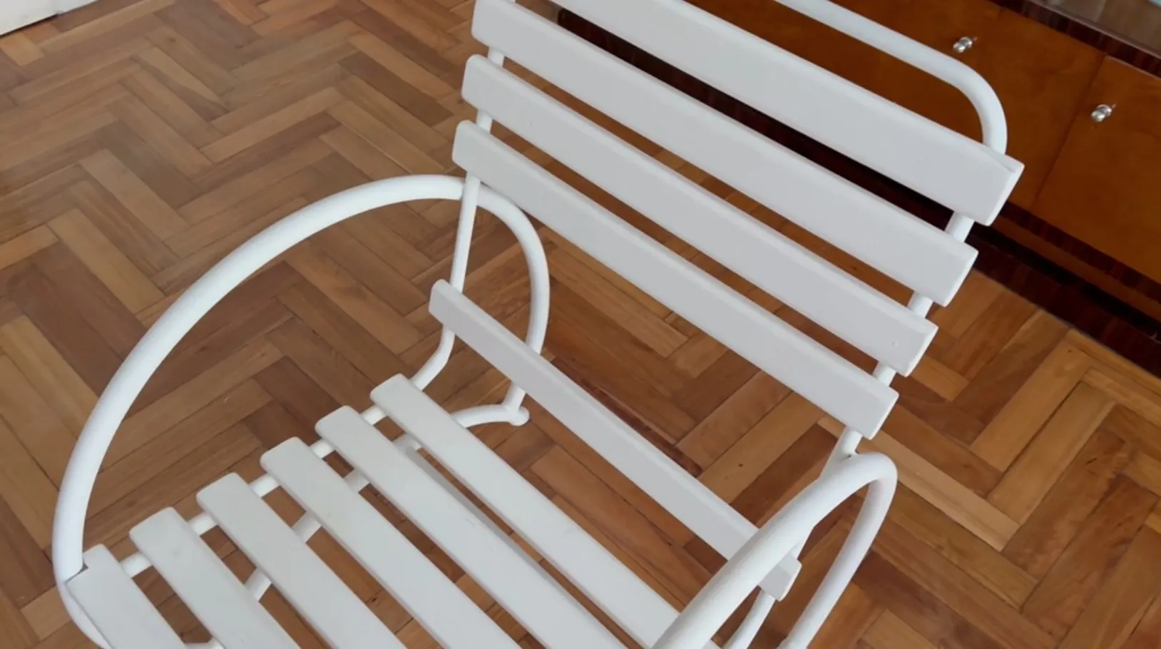 Poltrone da giardino antiche, design bianco, ambiente accogliente