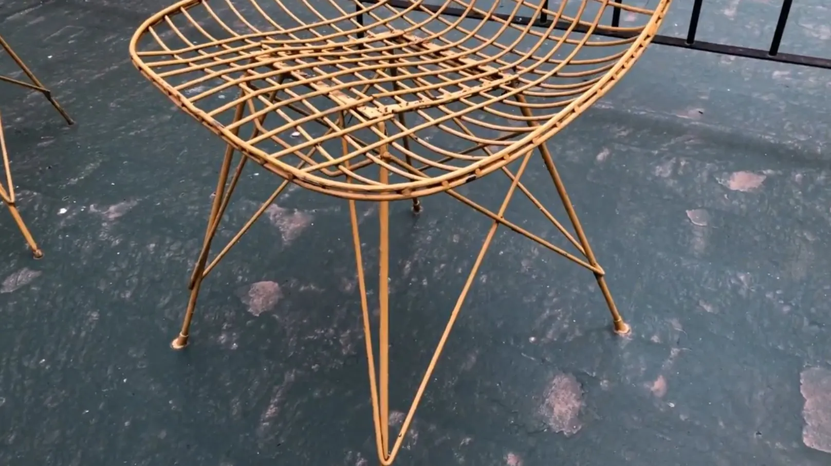 Sillones de jardín antiguos con diseño distintivo en un ambiente natural