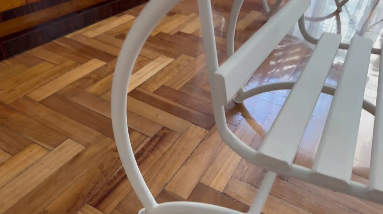 Duas poltronas de jardim antigas com design decorativo em um ambiente acolhedor.