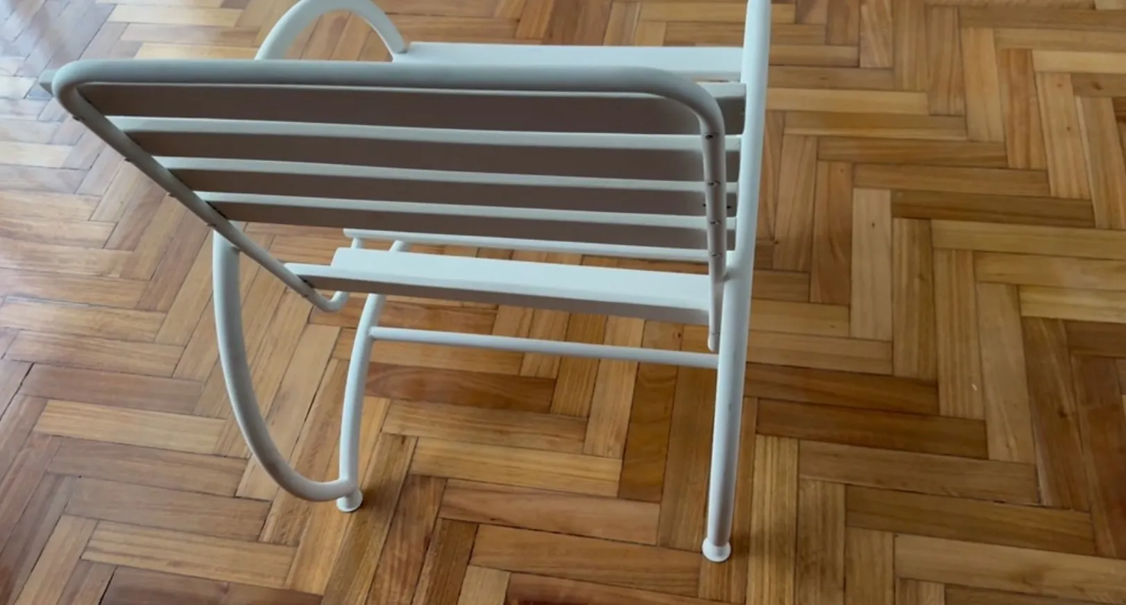 Poltronas de jardim antigas com design aconchegante em um ambiente quente.