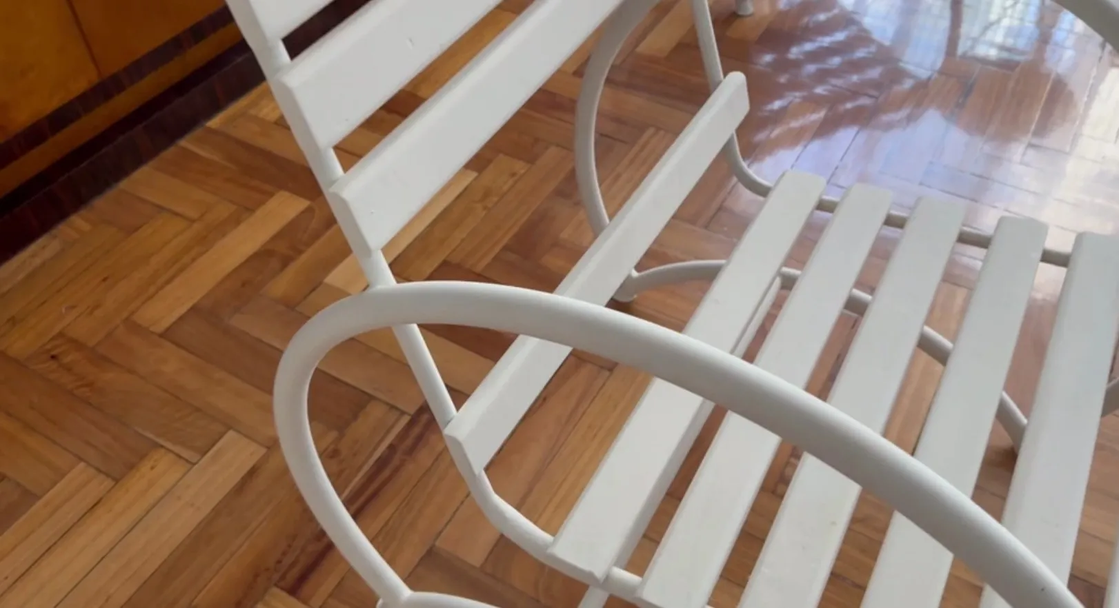 Due poltrone da giardino antiche con design elegante in un ambiente accogliente.