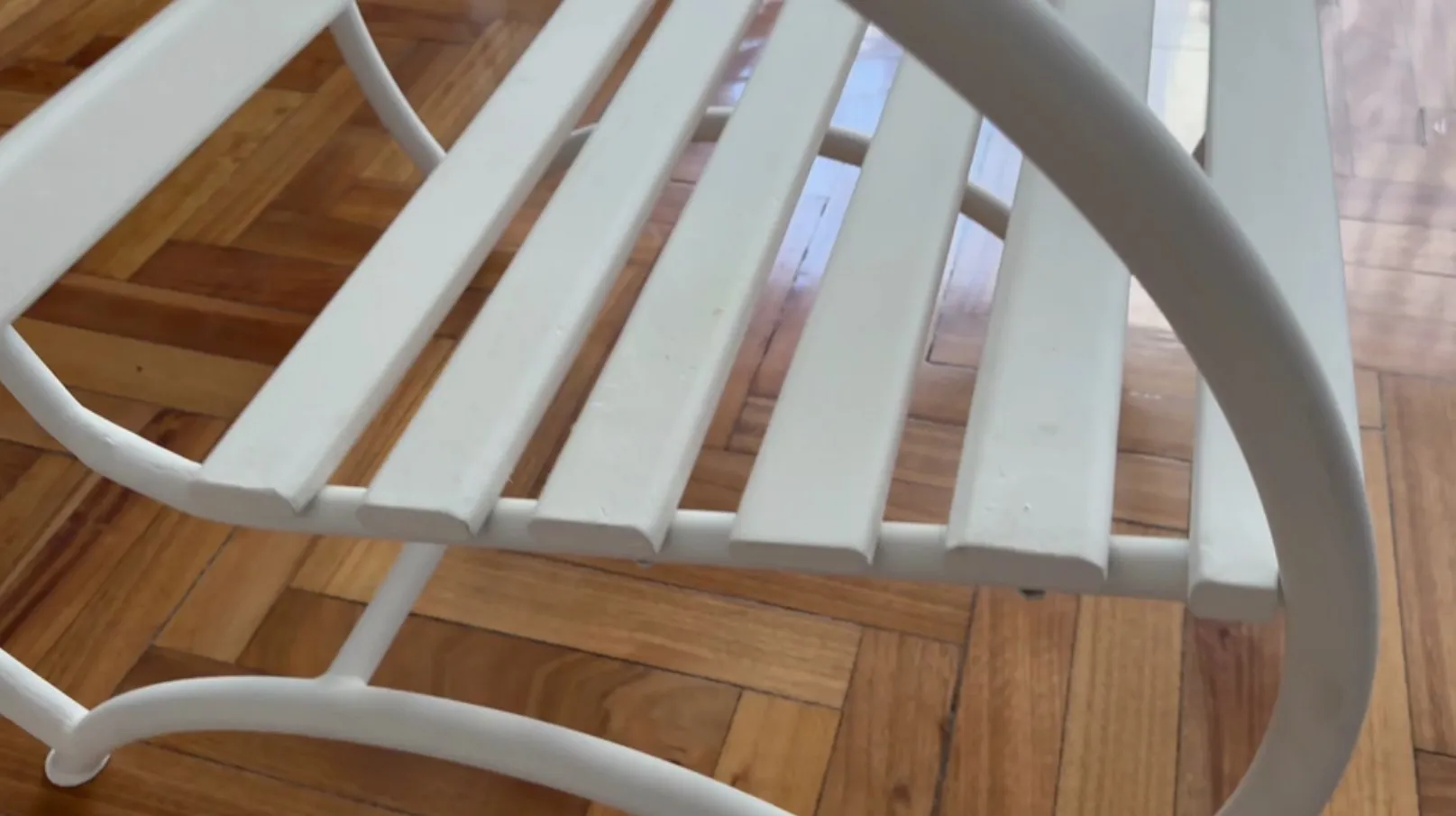 Conjunto de 2 poltronas de jardim antigas, cor branca, com detalhes elegantes, em um ambiente acolhedor.