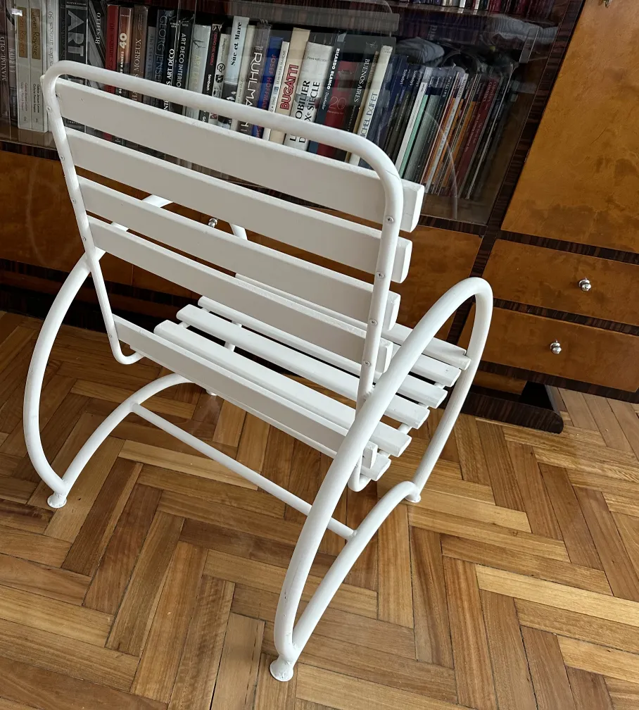 poltrone da giardino antiche bianche in un ambiente accogliente