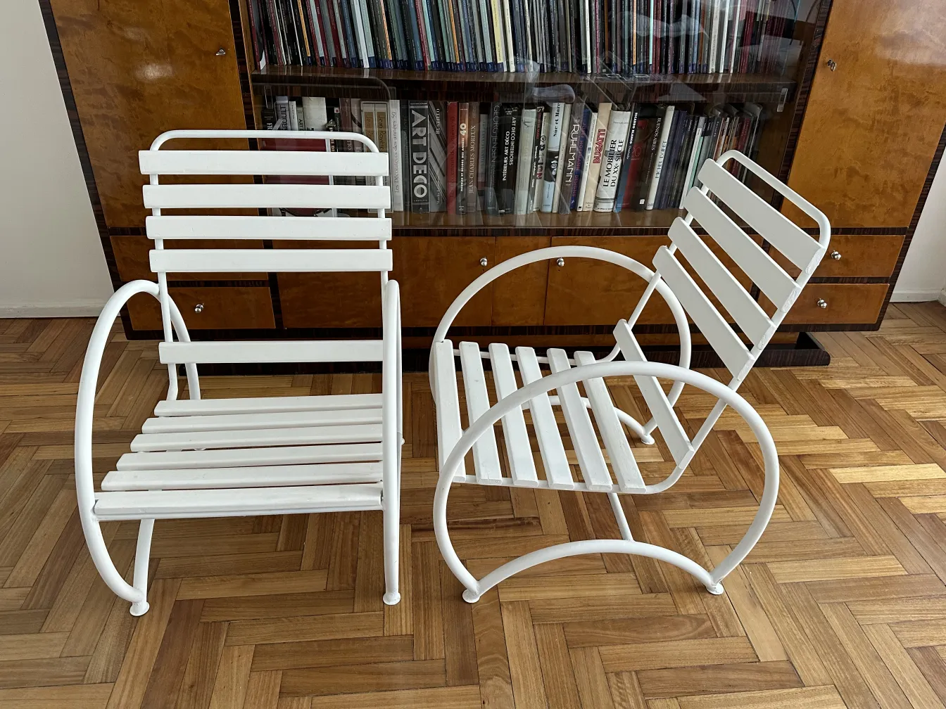 两把古董白色花园扶手椅，温馨环境。