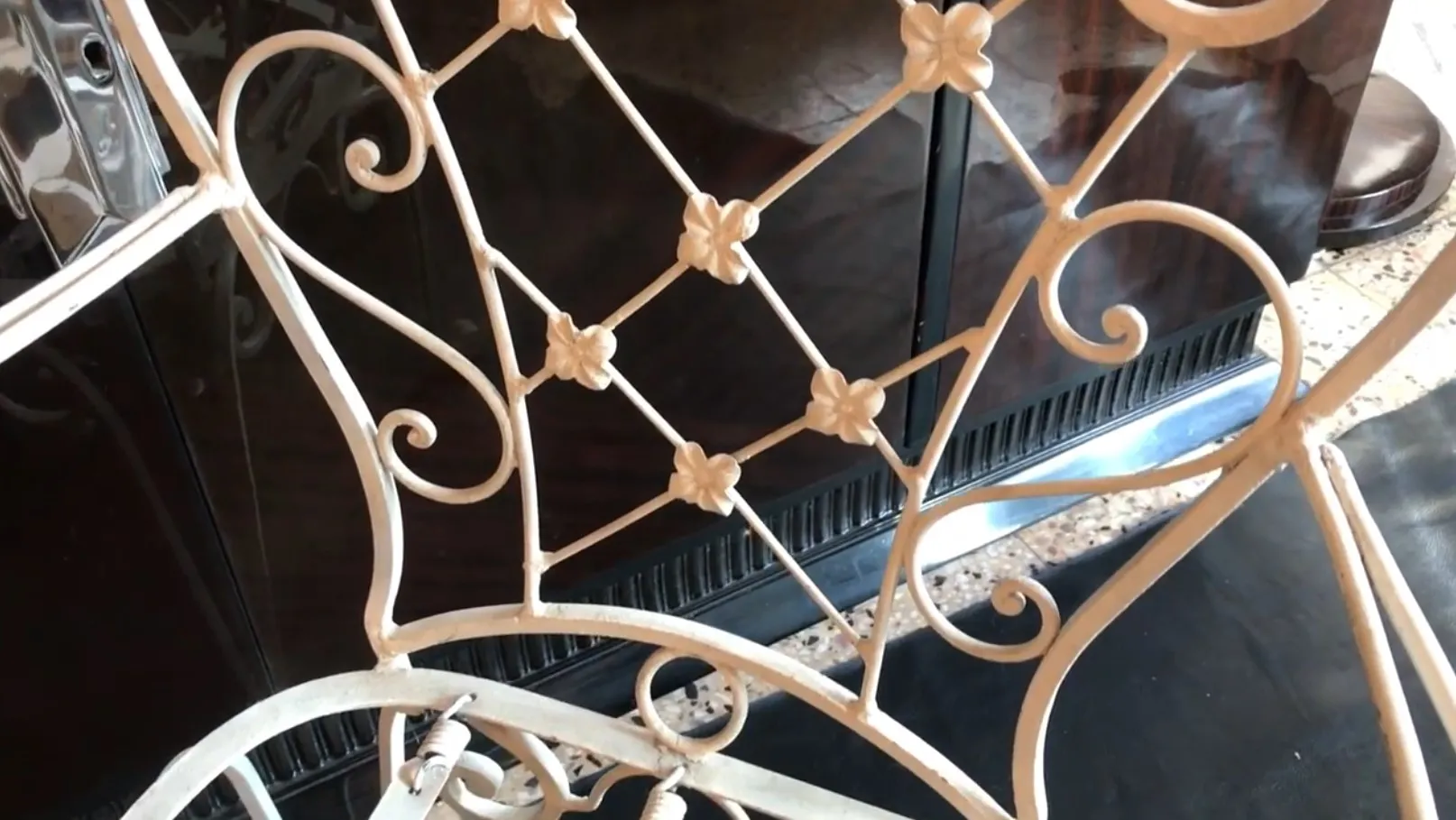 Due poltrone da giardino antiche con design decorativo