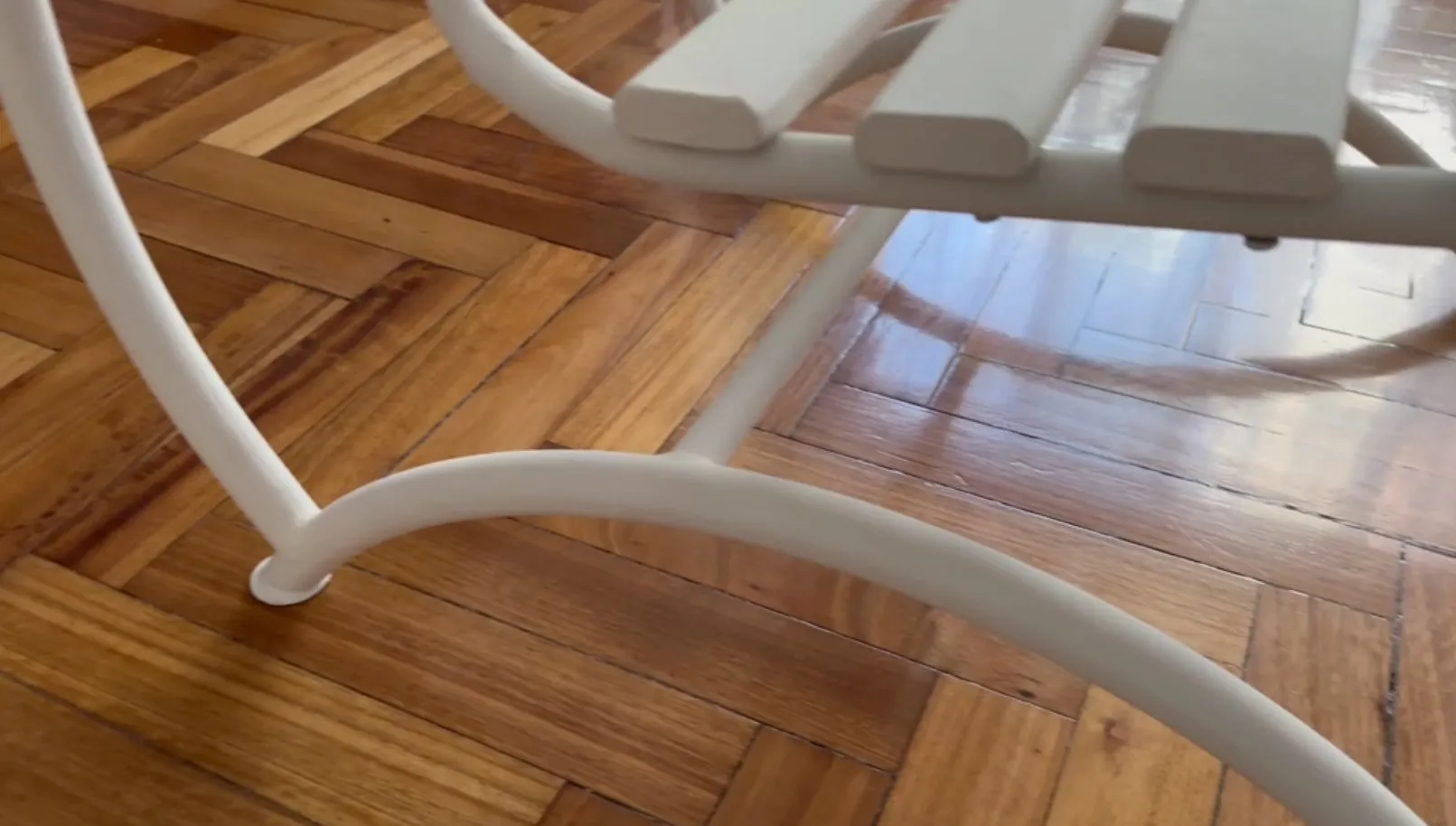 Poltronas de jardim antigas com design atraente em um ambiente aconchegante