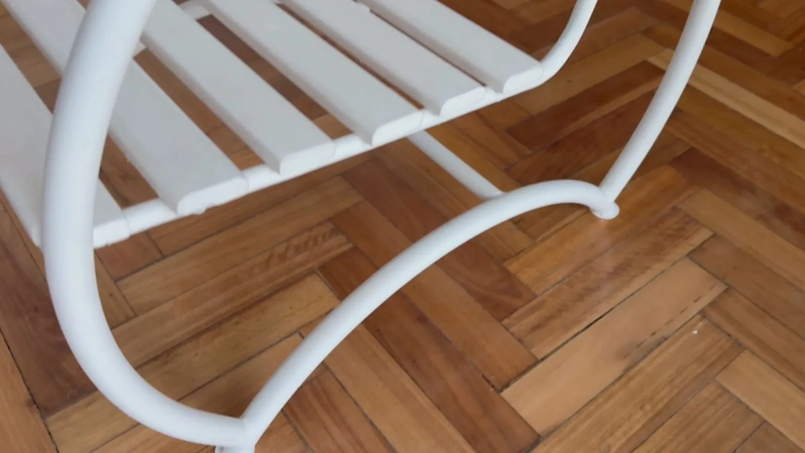 Detalhes de 2 poltronas de jardim antigas, design clássico em um ambiente acolhedor.