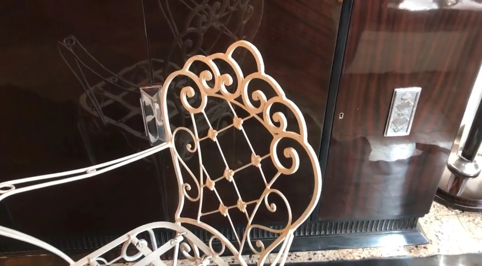 Vista de dos sillones de jardin antiguos con diseño decorativo en un entorno elegante