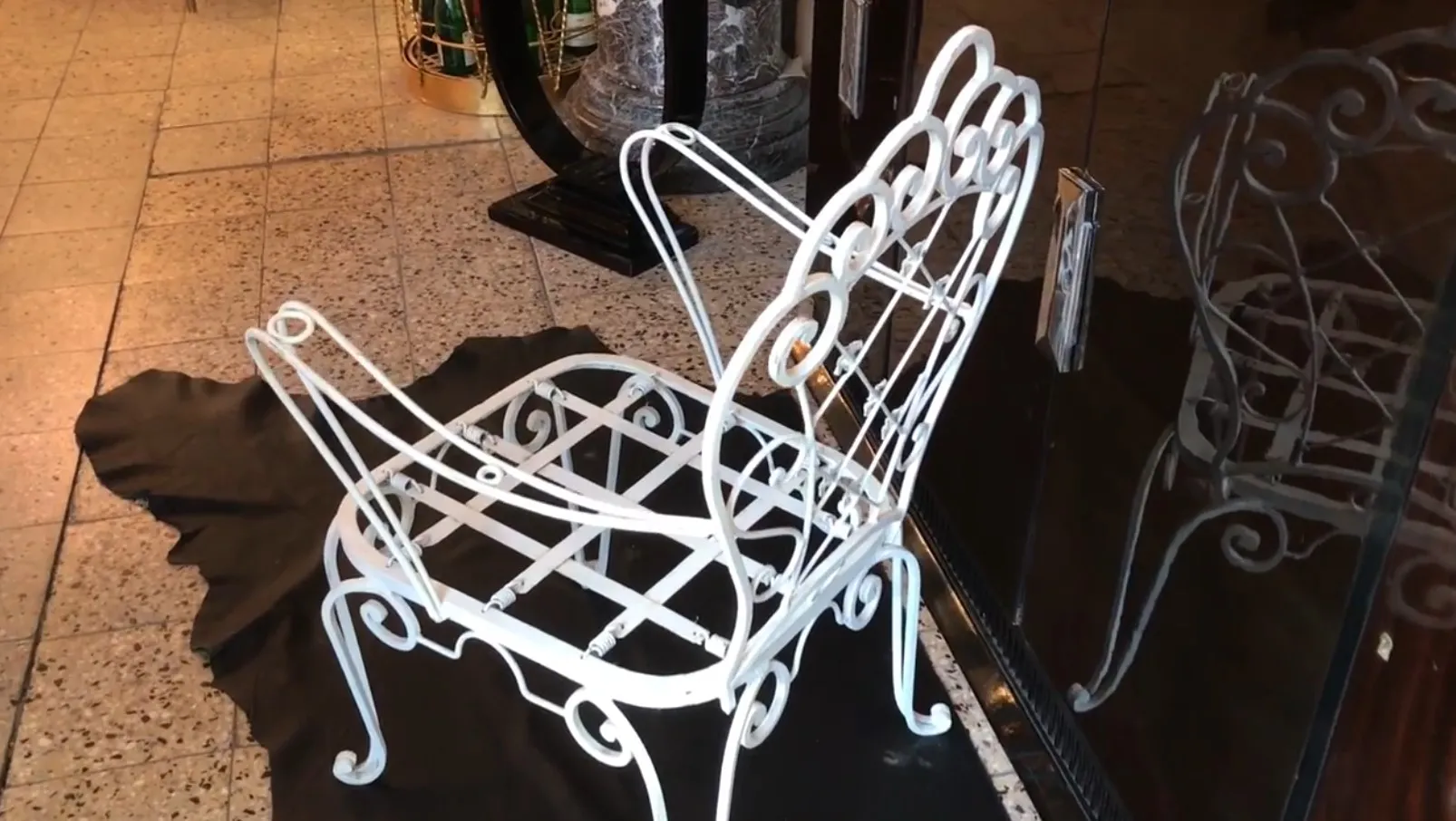 Fauteuils de jardin anciens avec un design élégant dans un cadre chaleureux.