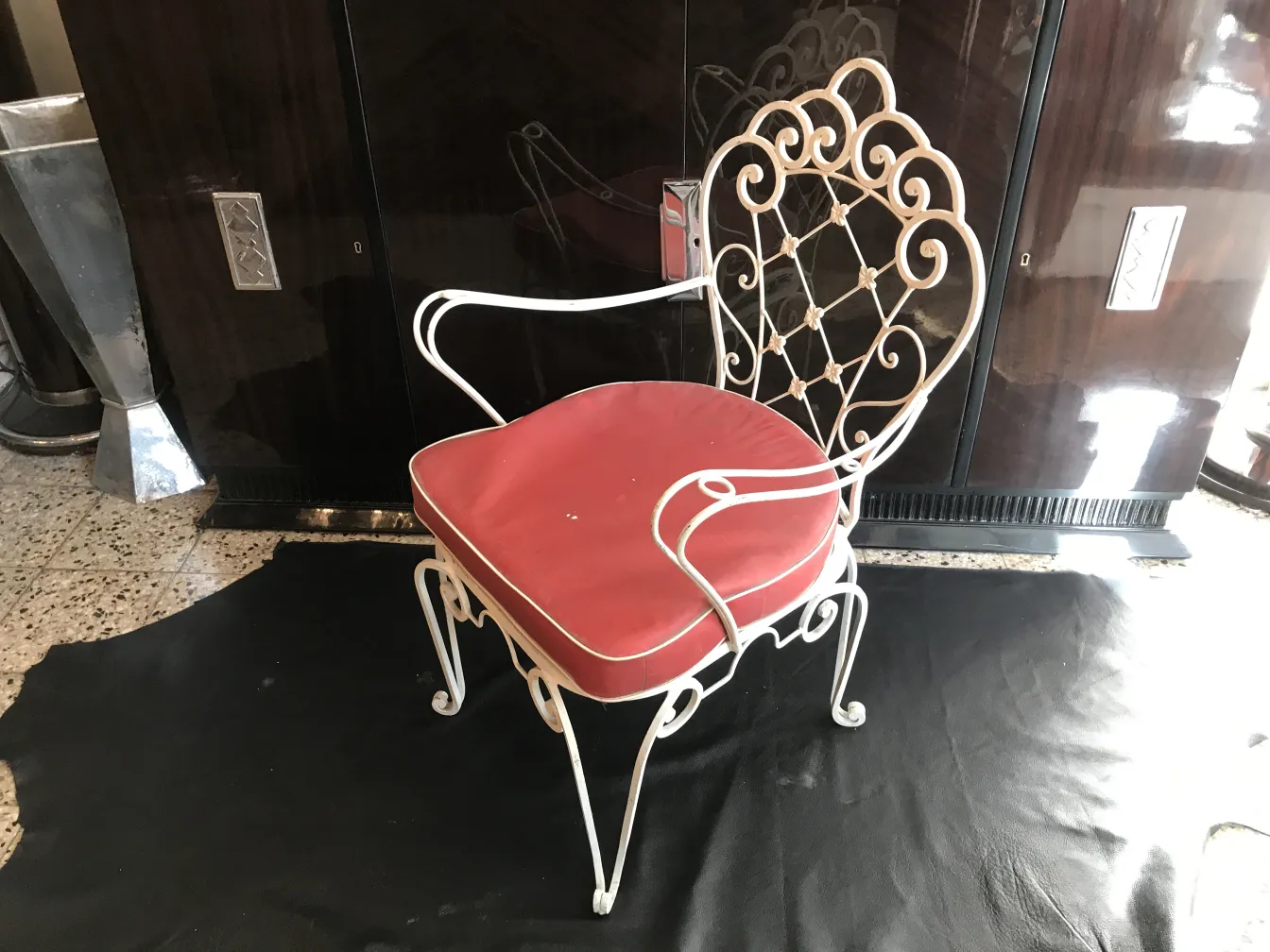 poltronas de jardim antigas com almofadas vermelhas em ambiente elegante